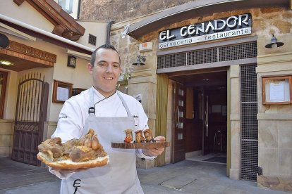 Luis Alberto con dos interpretaciones del Ajo Carretero a la puerta de su restaurante.-