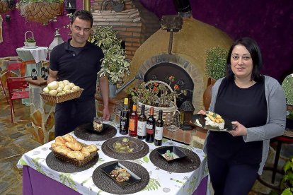 David Martínez, jefe de cocina, y Camino León, responsable de sala, con los platos del menú especial elaborado con nabos.-ARGI