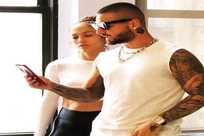Jennifer López y Maluma trabajan juntos en una película.-