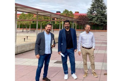 El concejal de Participación Ciudadana y Deportes, Alberto Bustos, durante su visita a la renovada cubierta de la piscina Ribera de Castilla del barrio vallisoletano de La Rondilla. EUROPA PRESS