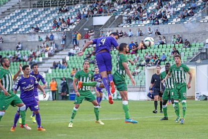 El central Juanpe, recuperado de su lesión, remata de cabeza ante la mirada de jugadores de ambos equipos.-Photo-Deporte