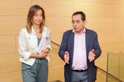 El presidente de Fecyljar, Ángel Aranzana, y la directora general de Familia, Esperanza Vázquez. durante la inauguración del I Congreso sobre Salud Mental y Adicciones en Jóvenes de la Federación Castellano y Leonesa de Jugadores de Azar Rehabilitados.- ICAL