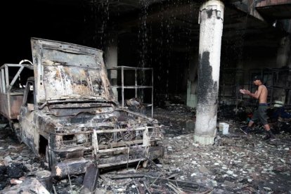 Interior de la casa donde han fallecido siete miembros de una misma familia tras ser atacada la vivienda por unos desconocidos con cócteles molotov.-/ REUTERS / OSWALDO RIVAS