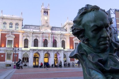 Una de las estatuas de Goya que se han instalado en la Plaza Mayor de Valladolid - EUROPA PRESS