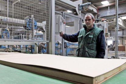 Uno de los empleados trabaja en la fabricación de una de las puertas de Norma Doors en las instalaciones ubicadas en San Leonardo de Yagüe.-HDS