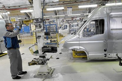 Linea de montaje de la furgoneta Daily en la planta de Iveco de Valladolid.-J. M. Lostau