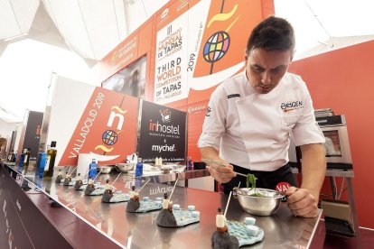 Lucio Luis Romero, de Fuerteventura, colocando la base de alga Wakame de su pincho ‘Chipirrón’.-PABLO REQUEJO / PHOTOGENIC