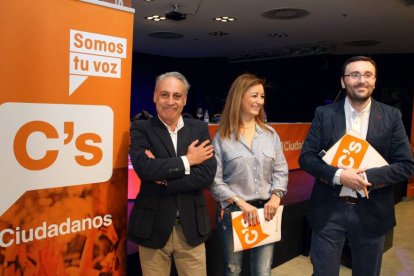 El coordinador provincial de Ciudadanos en Valladolid, Jesús Presencio (I), el secretario provincial, José Manuel Margareto, y Maribel Morán, vocal del partido-Ical