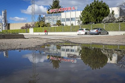 Exterior de la factoría Dulciora, perteneciente a partir de septiembre a la empresa Damel, situada en el polígono de San Cristóbal.-PABLO REQUEJO (PHOTOGENIC)