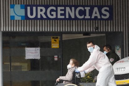 Una mujer es trasladada en silla de ruedas al Hospital Clínico de Valladolid. J.M. LOSTAU