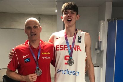 David Enciso y Sergio de Larrea, con la medalla de plata en el Mundial Sub-17. / TWITTER