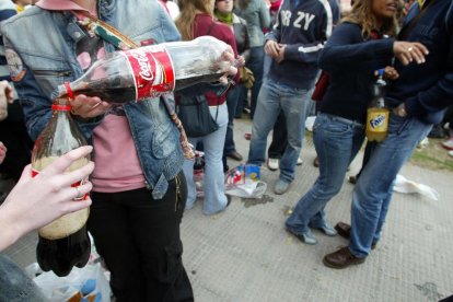 Imagen genérica de jóvenes haciendo botellón.