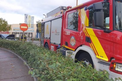 Bomberos de la Diputación de Valladolid extinguen el incendio producido en un turismo en Arroyo de la Encomienda - BOMBEROS DIPUTACIÓN DE VALLADOLID