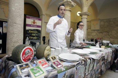 El estrella Michelín Ignacio Solana, ensalzando los ‘Alimentos de Palencia’.-E.M.