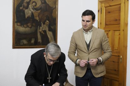 El arzobispo Luis Argüello junto a Guzmán Gómez, alcalde de Medina del Campo.