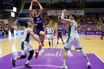 UEMC Real Valladolid Baloncesto - Cáceres. / J. M. LOSTAU