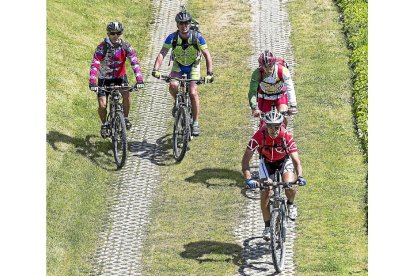 Imagen de unos ciclistas.-M.Á.SANTOS