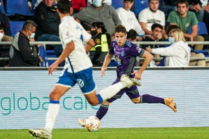 Hervías conduce el balón en el choque en Tenerife. / RV. / I. SOLA