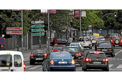 Circulación de vehículos en la Plaza de Poniente.-CARLOS ESPESO