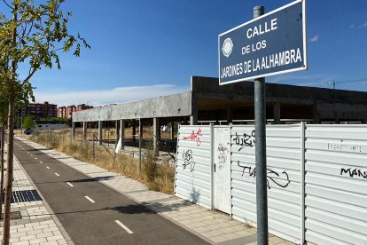 Obras paradas en el centro de salud de la Magdalena en la calle Jardines de la Alhambra. J.M. Lostau