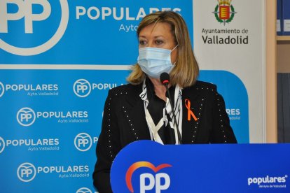 Pilar Del Olmo en un momento de la rueda de prensa ayer en el Ayuntamiento de Valladolid. | E.M.
