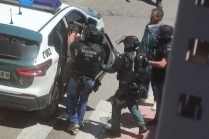 Momento de la detención del asesino de Santovenia. - E. M.