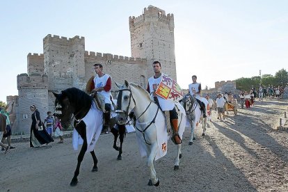 Jinetes ataviados al modo renacentista se dirigen a una justa en La Mota, en la pasada edición de la feria.-J. M. LOSTAU