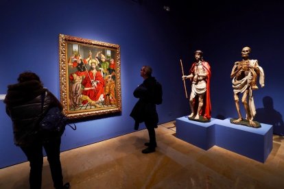 Un hombre contempla’Coronación de espinas’, del Maestro de la Sisla, junto a dos tallas de Gil de Ronza, ‘Ecce Homo’ y ‘La muerte’. M. A. S. - PHOTOGENIC