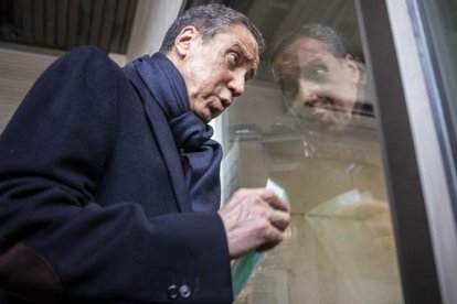 Eduardo Zaplana, este lunes, en los juzgados de València, donde ha acudido a firmar para cumplir con la medida preventiva que le impuso la jueza.-MIGUEL LORENZO