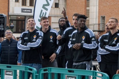 Paco García junto a sus jugadores del Real Valladolid Baloncesto en su presentación en la UEMC. / RVB