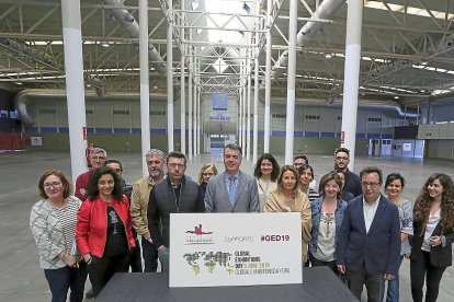 El director de la Feria de Vallaolid, Alberto Alonso, posa junto a los trabajadores en el día Internacional de las Ferias.-ICAL