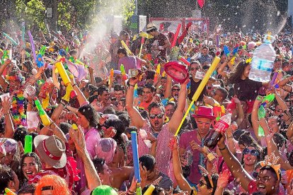 Vallisoletanos disfrutando en el desfile de peñas de una pasada edición de las Fiestas de la Virgen de San Lorenzo. - PABLO REQUEJO