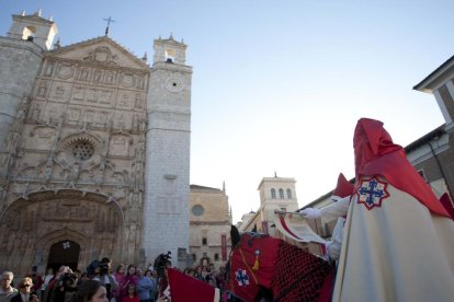 Lectura del Pregón de las Siete Palabras frente a la iglesia de San Pablo de Valladolid. / E.M.