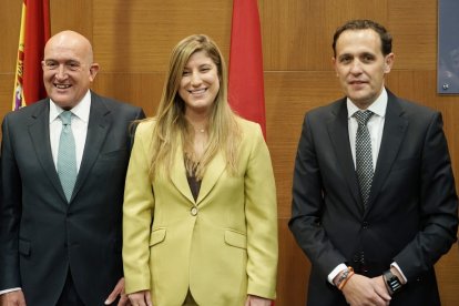 El consejero de la Presidencia, Jesús Julio Carnero, preside la toma de posesión de la delegada territorial de la Junta en Valladolid, Raquel Lourdes Alonso Hernández. En la imagen, junto al presidente de la Diputación, Conrado Íscar.- ICAL