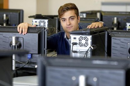 El estudiante Sergio Sáez en las instalaciones de la Escuela Técnica Superior de Ingenieros de Telecomunicación de la Universidad de Valladolid.-J. M. LOSTAU