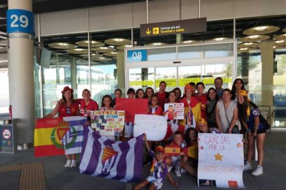 La expedición vallisoletana en el Aeropuerto de Madrid. / E. M.