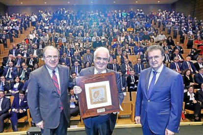 Juan Vicente Herrera y José Luis Ulibarri entregan el premio a Paco Martínez por su trayectoria.-REPORTAJE GRÁFICO: J.M. LOSTAU, PABLO REQUEJO, MIGUEL ÁNGEL SANTOS y ROBERTO FERNÁNDEZ.