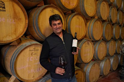 Juan Manuel, en el interior de la nave de crianza de bodegas Milénico.