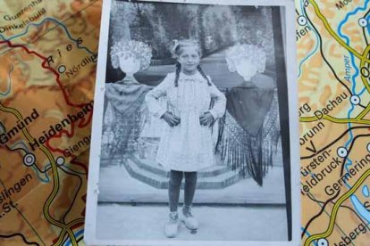 La hija de un republicano español prisionero de los nazis recupera una foto de su padre.-EFE