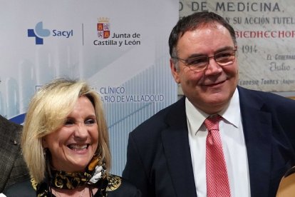 La consejera de Sanidad, Verónica Casado, y el ex gerente del Hospital de Medina, José Manuel Vicente, en una imagen de archivo. | ICAL