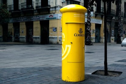 Buzón de Correos en Valladolid.  Las cartas bomba parten de Valladolid a 5 de diciembre. - E. M.