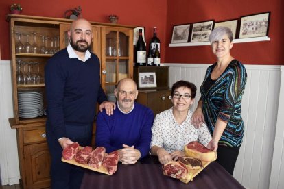 Agustín y Esther, fundadores del negocio, junto a sus actuales responsables, Sergio y Noelia, con varias piezas de vacuno.-ARGICOMUNICACIÓN