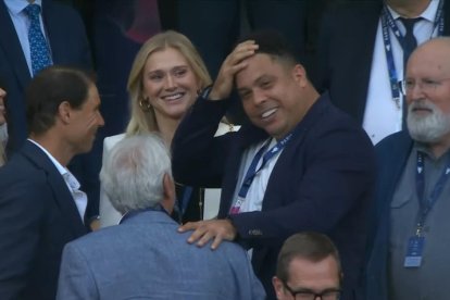 Ronaldo saluda a Nadal en el palco del Stade de France. / TWITTER