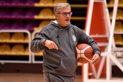 Paco García en su primer entrenamiento al frente del UEMC Real Valladolid Baloncesto. /RVB