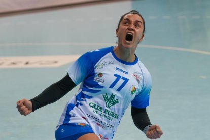 Amaia González de Garibay, eufórica, celebra su tercer gol ante Málaga. J. M. LOSTAU