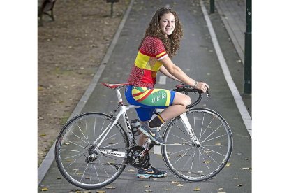 Isabel Martín posa con el maillot de campeona de España.-Miguel Ángel Santos