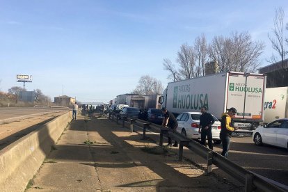 Tractores cortan la autovía A-6 a la altura de Castrogonzalo este jueves. / ICAL