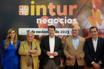 El presidente de la Junta, Alfonso Fernández Mañueco, presenta la campaña turística Otoño-Invierno de Castilla y León, en el marco de la celebración de Intur Negocios.- ICAL