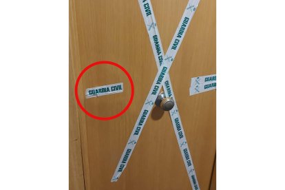 Agujero en la puerta de la vivienda tras el tercer tiro efectuado por 'El Chiqui'. - E. M.
