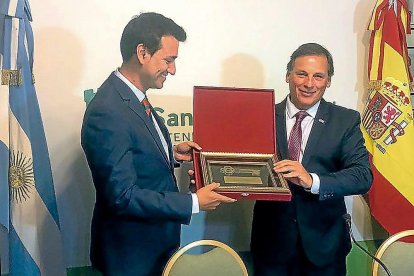 El alcalde de Medina de Rioseco, David Esteban, recibe la llave de la ciudad de manos de su homólogo de San Luis de Loyola, Enrique Ponce.-EL MUNDO